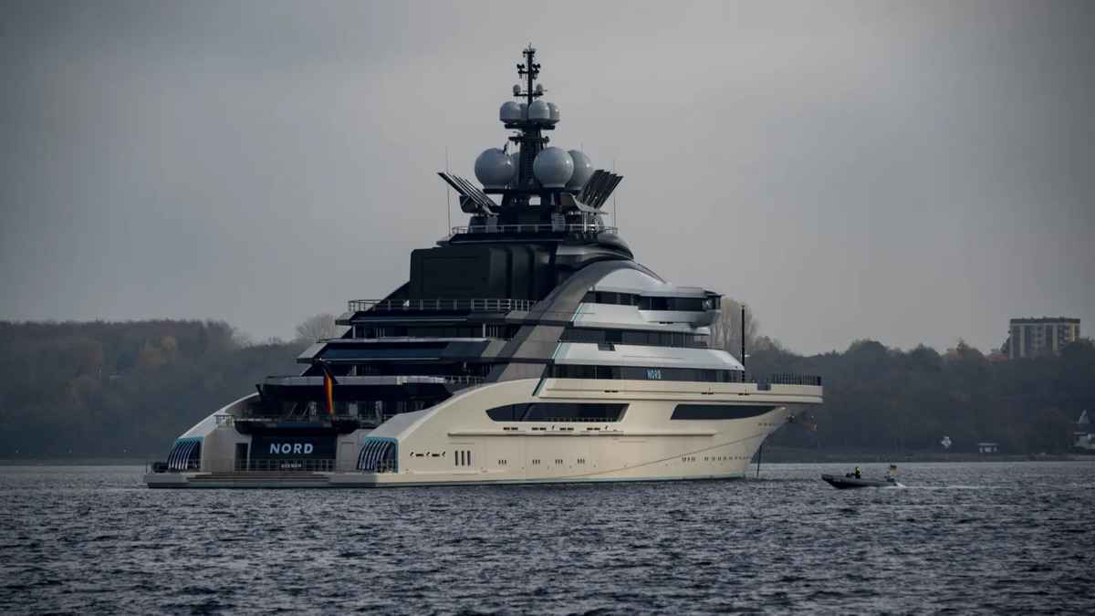 Superyacht russe contourne le blocus de ormuz : un manège financier sous surveillance