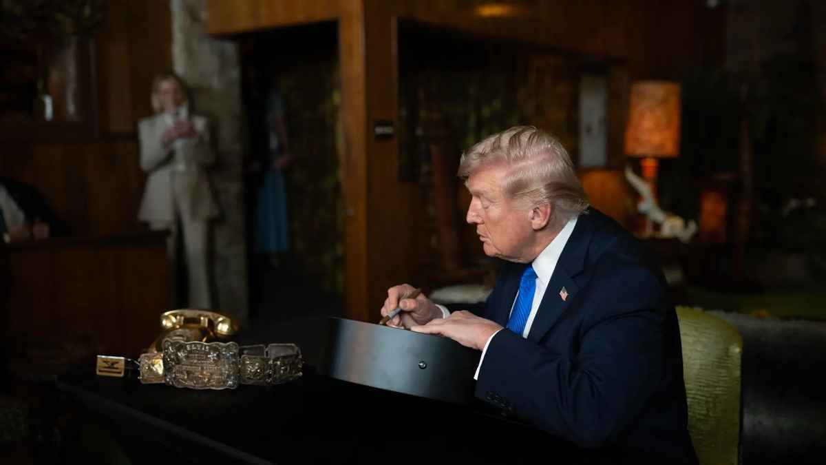 Trump signe la dette : son nom va figurer sur les billets verts