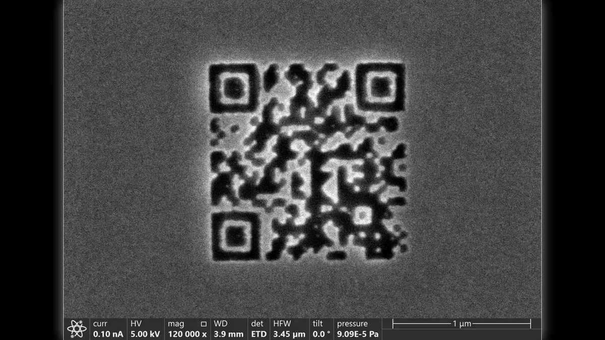 Un qr de 2 µm² grave dans la céramique promet des archives millénaires sans électricité