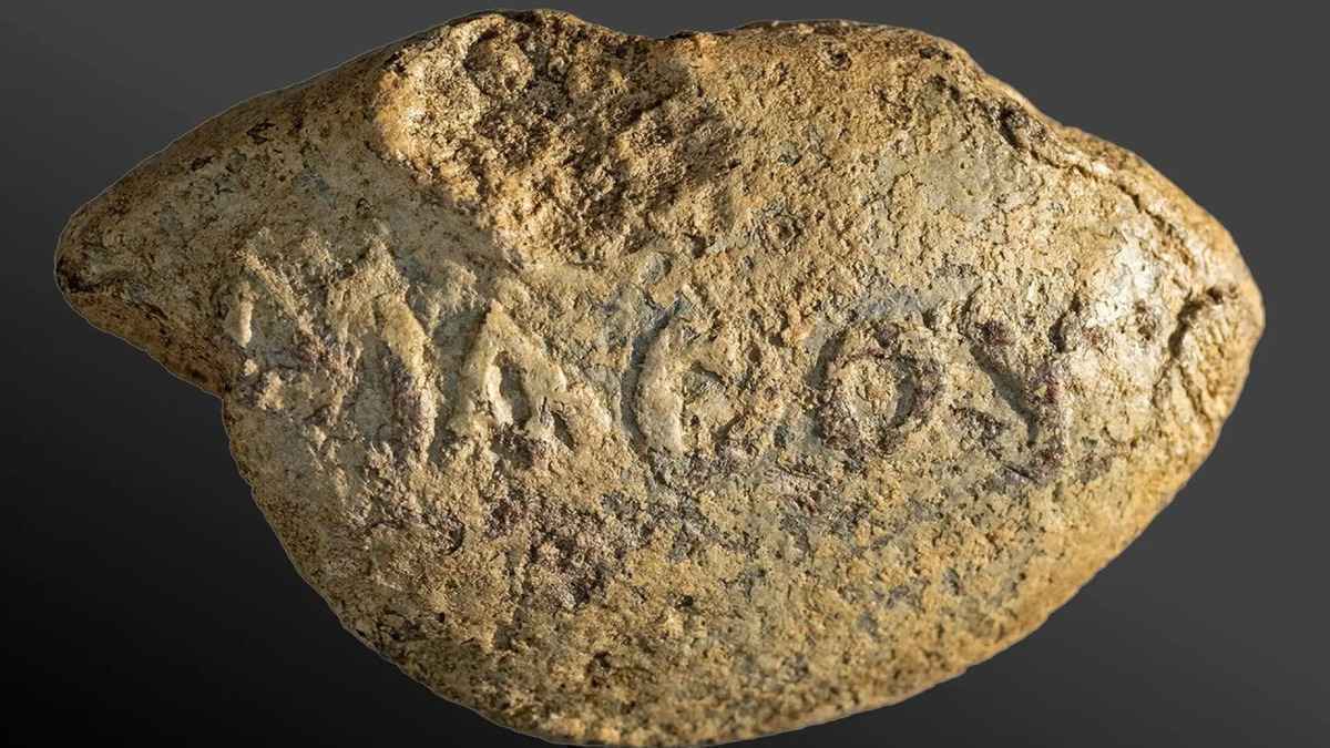 Une balle de fronde grecque claque « mathou » sur l’ennemi il y a 21 siècles